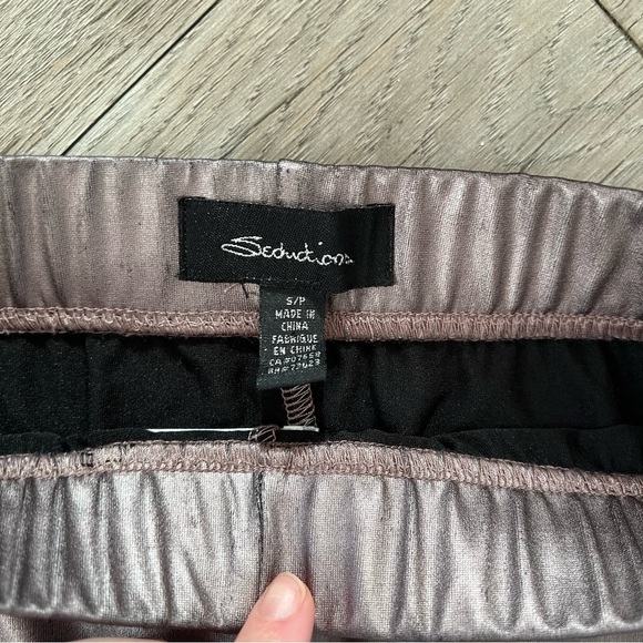 🔥SALE- Any 4/$20. Metallic Leggings - Picture 3 of 3